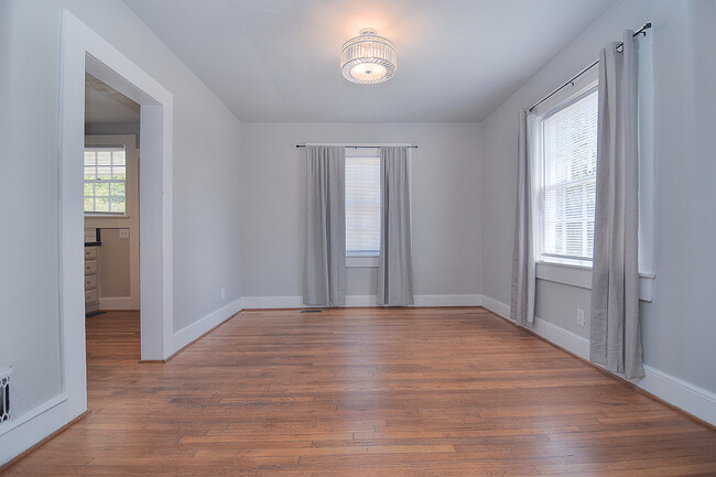 Dining room - 721 S Washington St