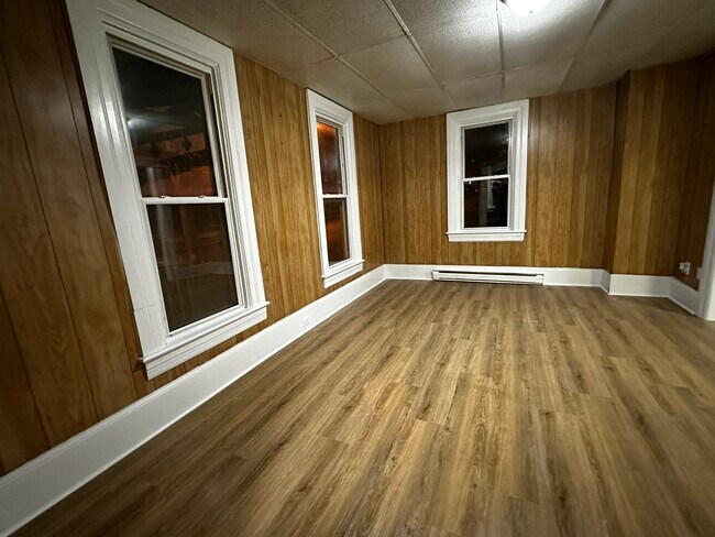 Building Photo - 408 S Queen St