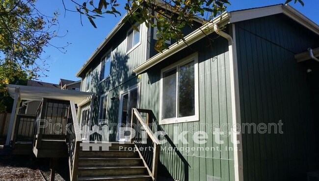 Building Photo - 2037 Gustaf St NE