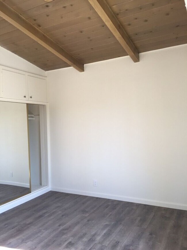 Building Photo - 639 Howland Dr