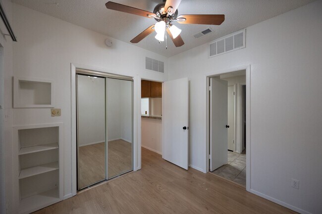 Building Photo - PRE-LEASE 2025/2026: Optimal location with...