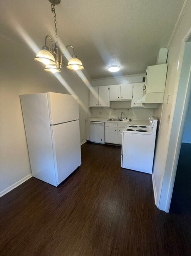 Building Photo - Perfect One Bedroom by Silas Creek