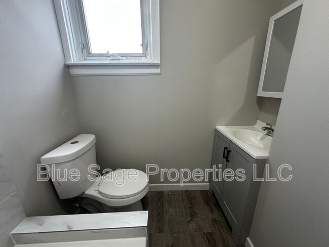 Building Photo - 1301 E 9th St