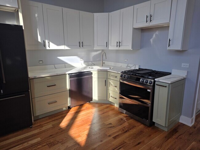 Building Photo - 831 S Western Ave