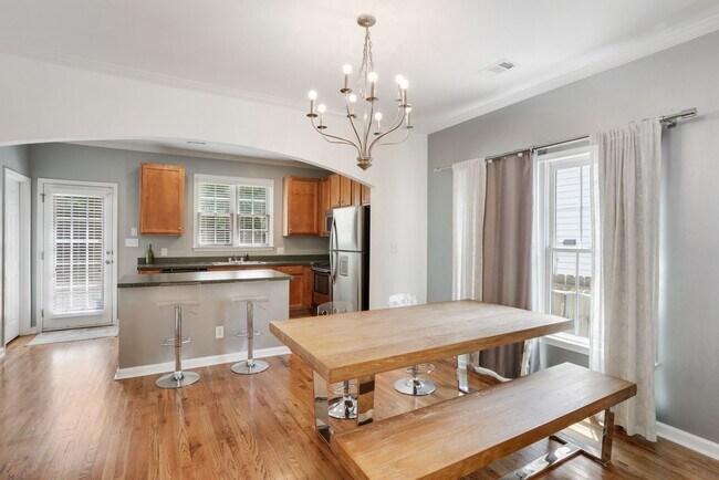 Building Photo - Spacious Grant Park Home