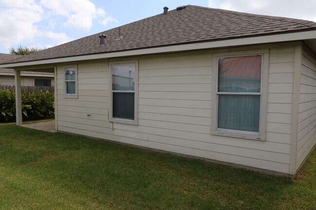 Building Photo - 5911 S Brenwood Dr
