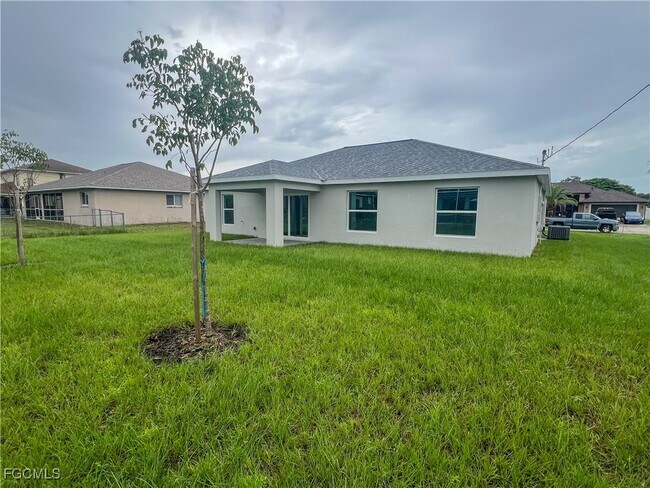 Building Photo - 2127 SW 12th Ave