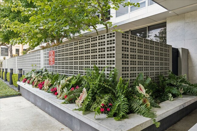 Building Photo - 2701 Westheimer Rd