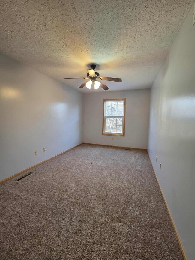 Building Photo - Spacious Town House!!
