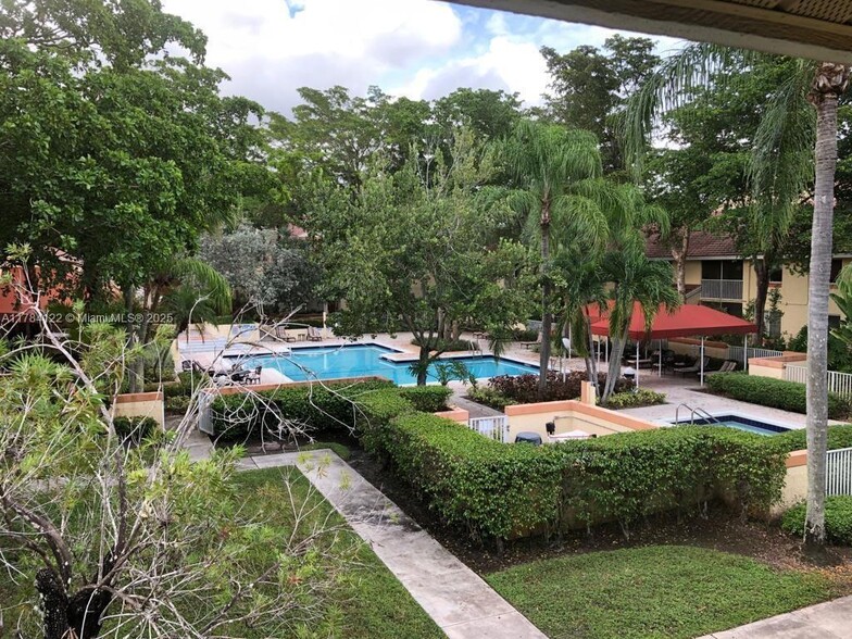 Building Photo - 930 Coral Club Dr