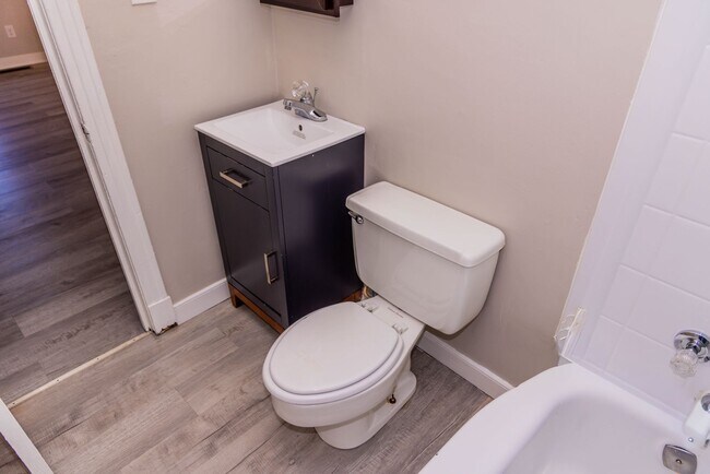 Building Photo - 1/2 Off 1st Month's Rent!! 2 bedroom House in the Randolph Community