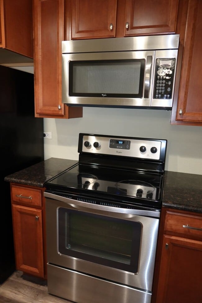 Building Photo - 2 bedroom, 1 bath, Roundtree Court in the ...
