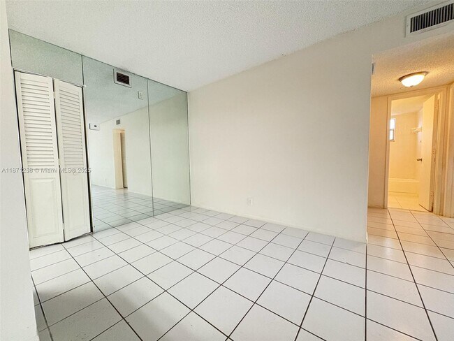 Building Photo - 704 Gardens Dr