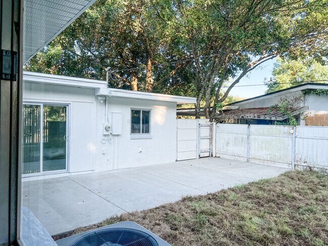 Building Photo - Wonderful 3/1 Home In Audubon Park! Must See!
