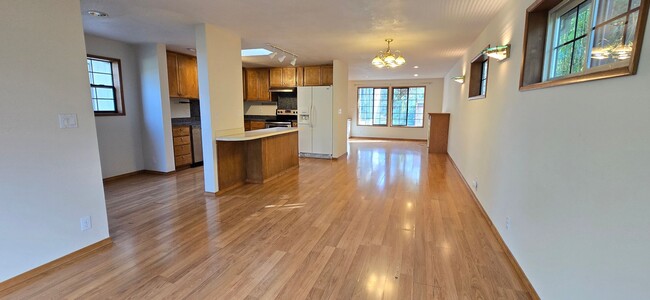 Building Photo - 5 Bedroom Home Close to University of Oregon