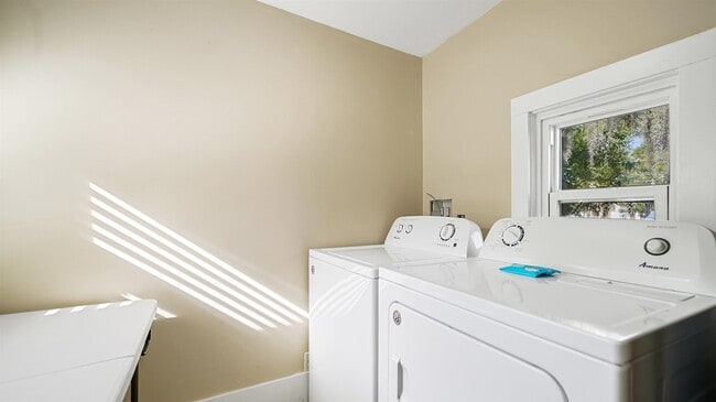 Building Photo - 14 Sanchez Ave