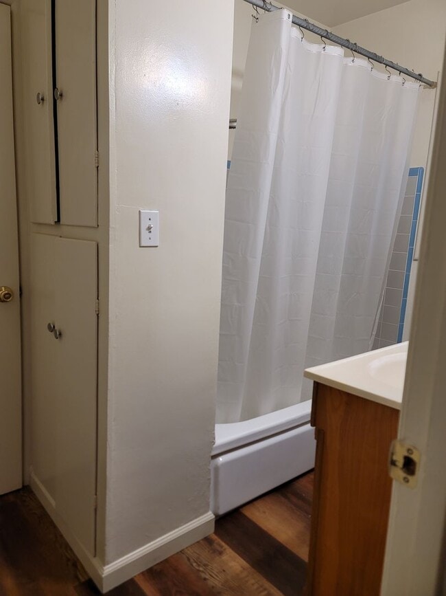 Building Photo - Move in Special see AD