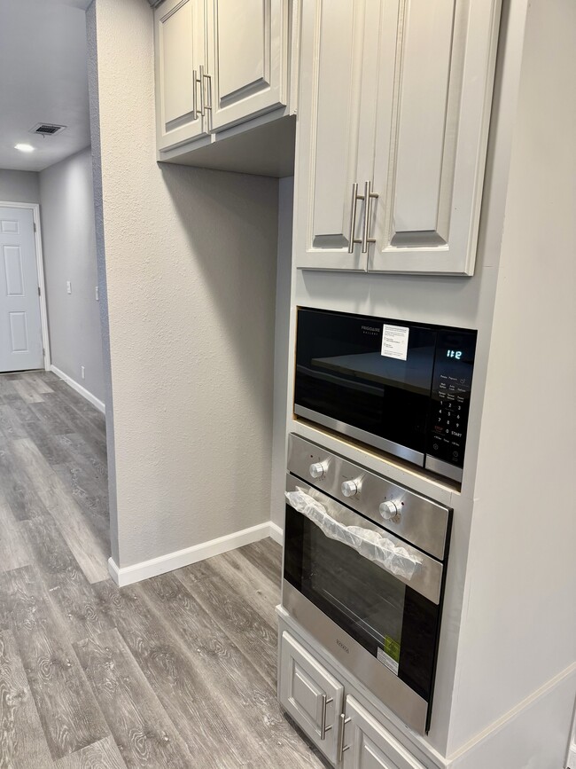 Building Photo - 972 S Hope Ave