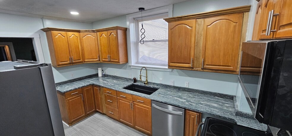 Kitchen - 313 Stratmore St