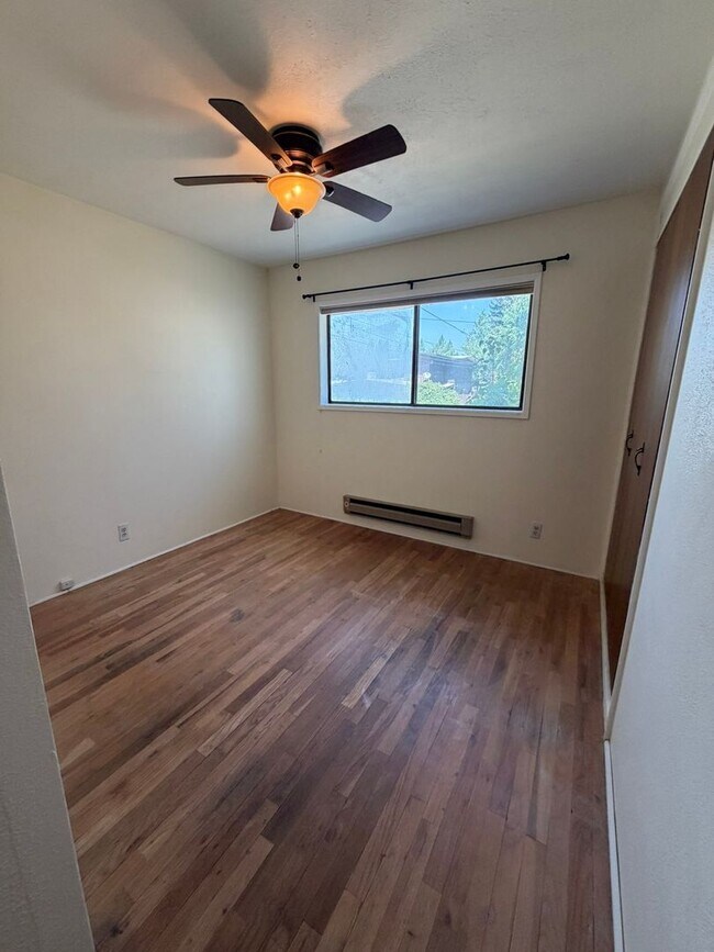 Building Photo - Two Bedroom, One Bathroom Home - Located near Sky Lakes and Oregon Tech!