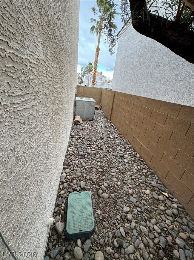 Building Photo - 2581 Silver Shadow Dr