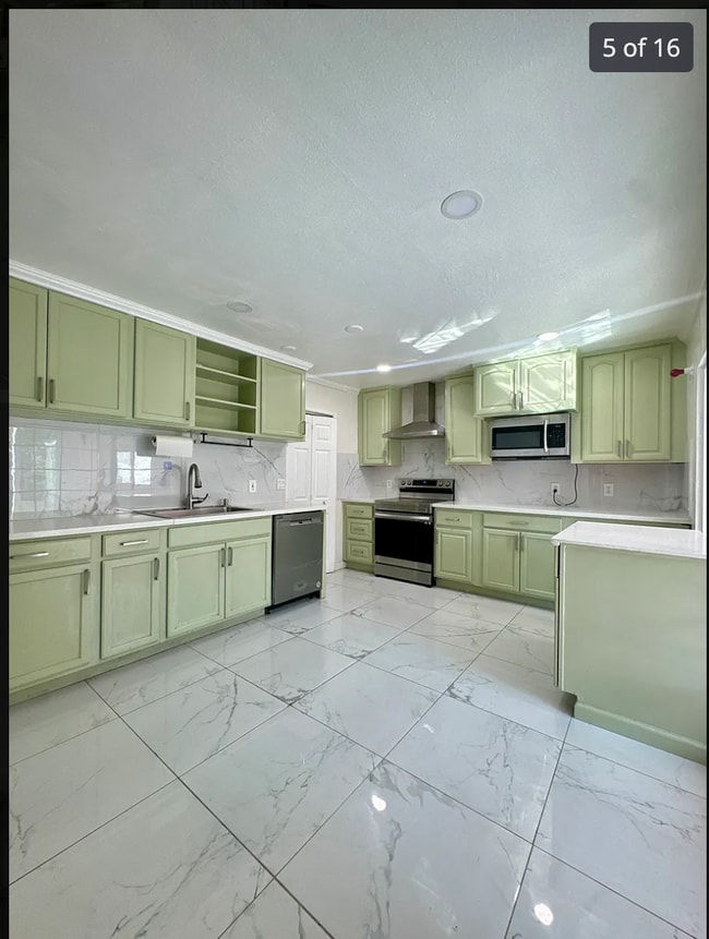 Building Photo - 32927 Lake Candlewood St