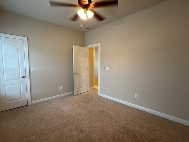 Building Photo - 579 Crossland Dr