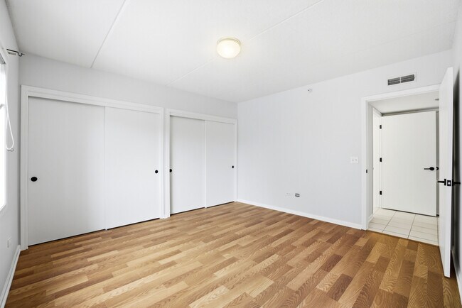 Building Photo - 650 S River Rd