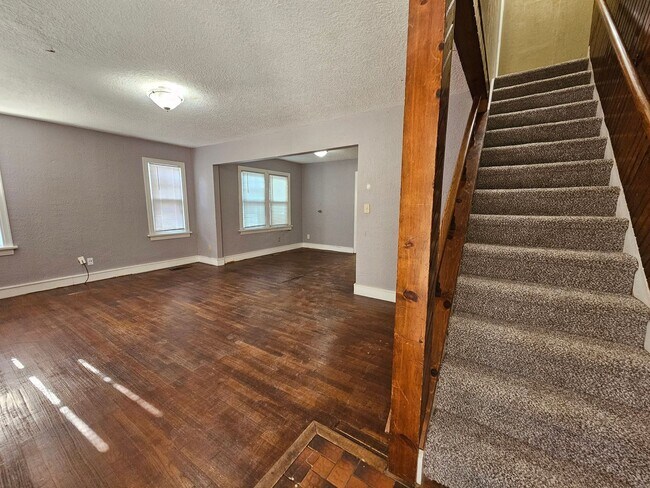 Building Photo - Short-Term Rental - (4) Bed, (3) Bath with (2) Living Areas Avail NOW!