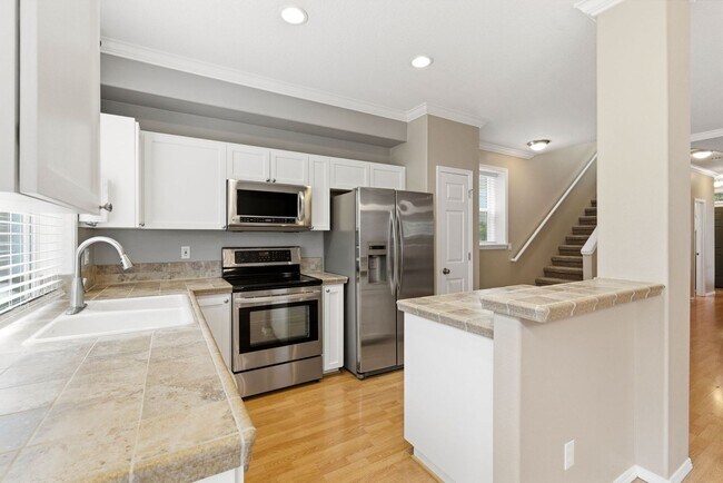 Building Photo - 17208 SW Pleasanton Ln