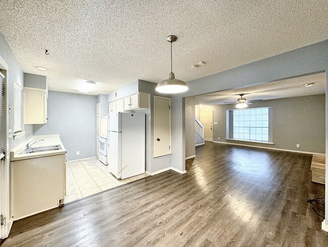 Building Photo - Cozy Townhome in Vista View