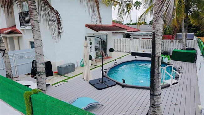 Building Photo - 16950 SW 93rd Ave