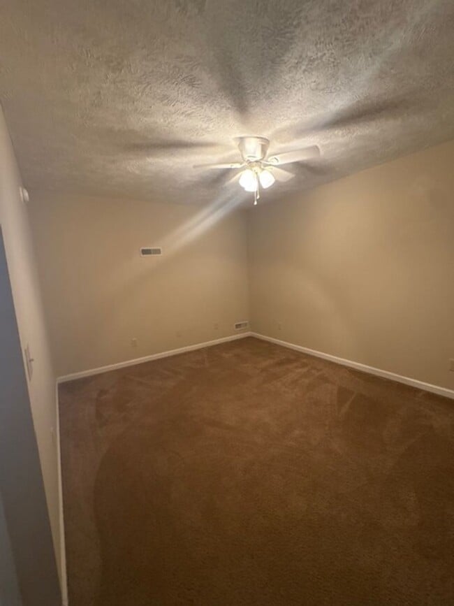 Building Photo - 3 bed, 2 bath condo COMING SOON
