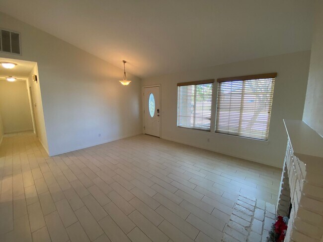 Building Photo - West Lancaster Pool Home