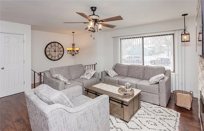 Building Photo - LOWER BEAVER!! 4 Bed, 2 Bath Home in Des Moines