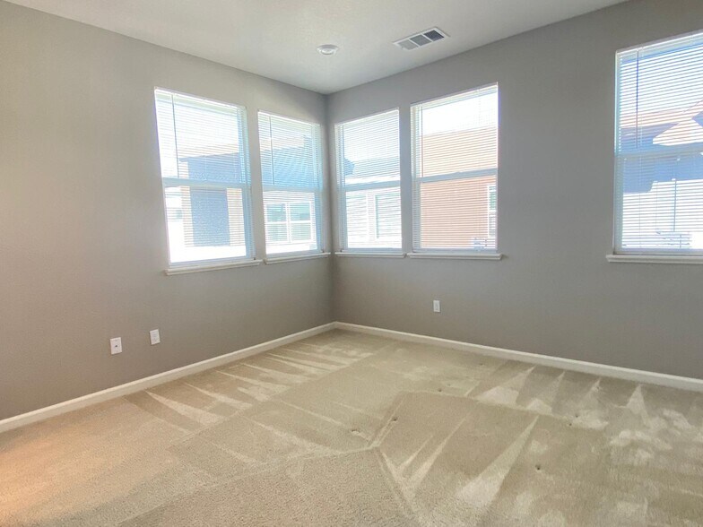 master bedroom - 527 Clover Cir
