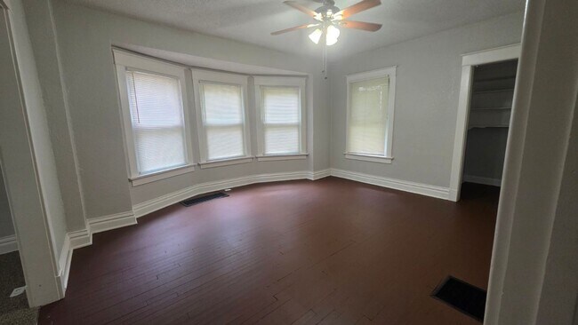Building Photo - 3 BR/1BA | Newly Renovated Single Family Home | Great backyard | In Kansas City!
