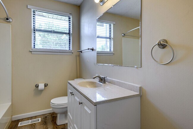 Building Photo - Newly Updated Home Just Minutes From Downt...
