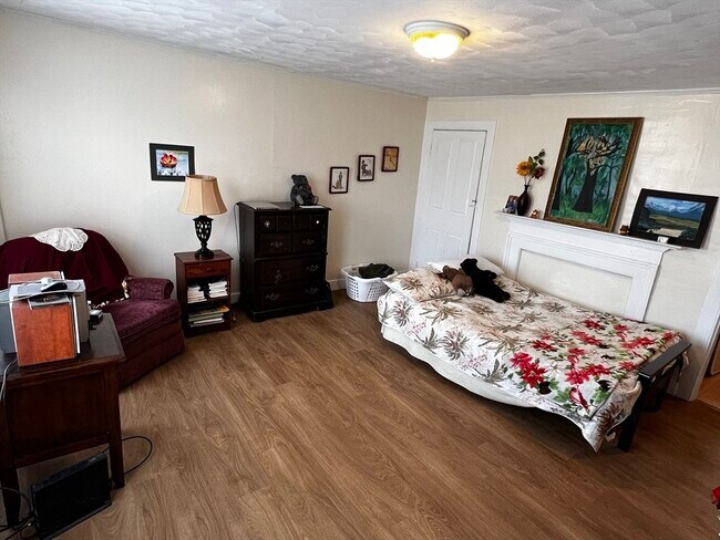 Building Photo - 797 Main St