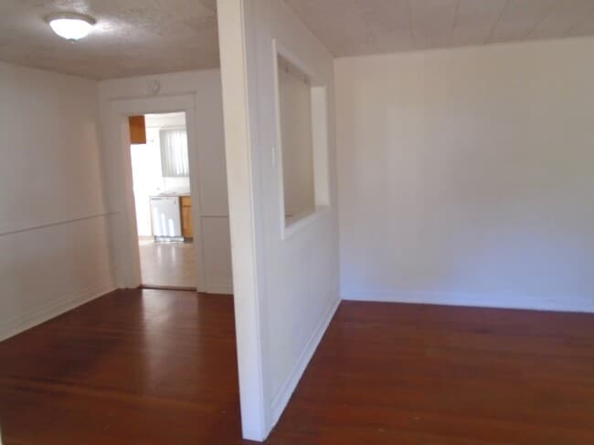 Building Photo - 435 Wilson St S