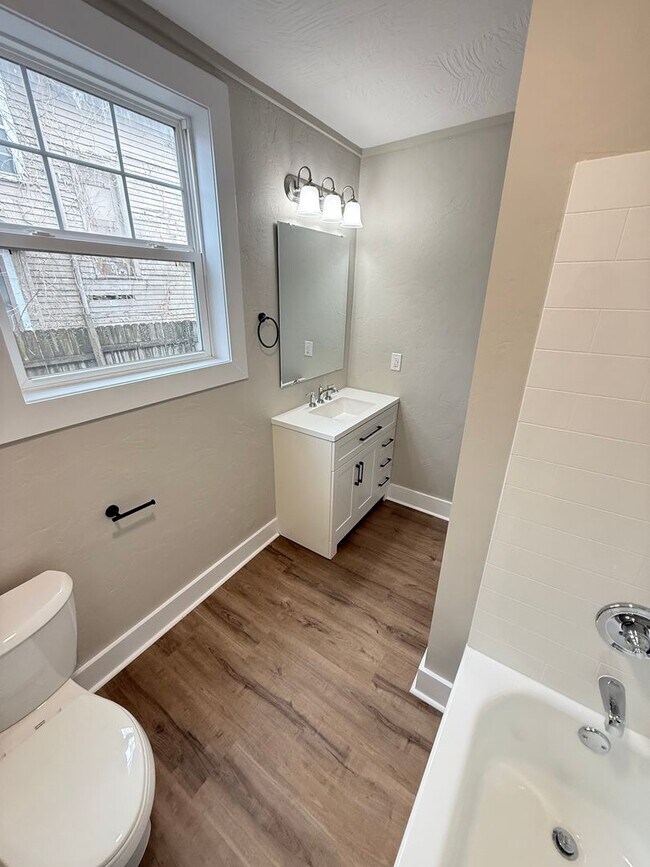 Building Photo - 823 N Main Ave