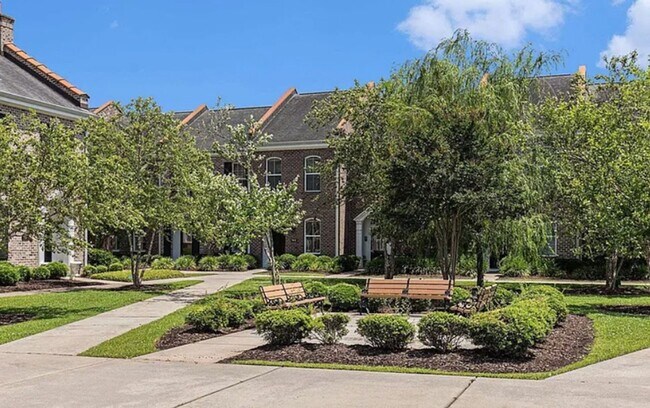 Building Photo - Market Common townhouse with garage!!