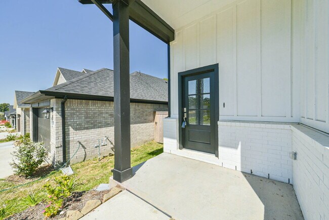 Building Photo - Experience luxury in this never-lived-in Beazer home located in the desirable Montgomery Ridge co...