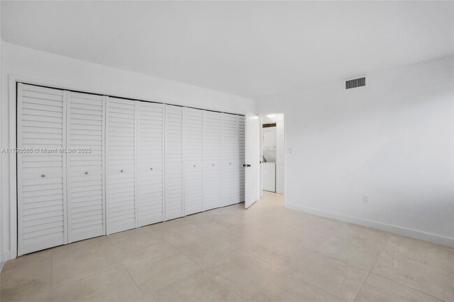 Building Photo - 180 Isle of Venice Dr