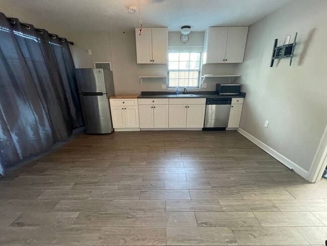 Building Photo - Studio Apartment in Zephyrhills