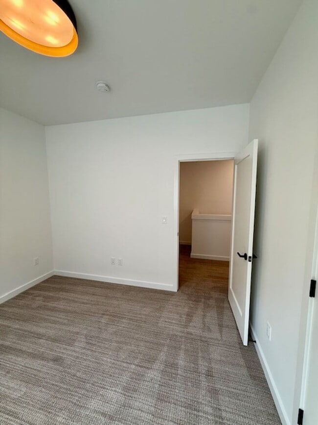 Building Photo - Single Family HOME with 3 Bedrooms 2 1/2 Bathrooms - Where Mountains meet you at upscale living!