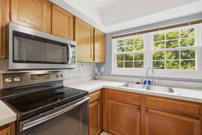 Building Photo - Lakeside End-Unit Condo Near Metro Convenience