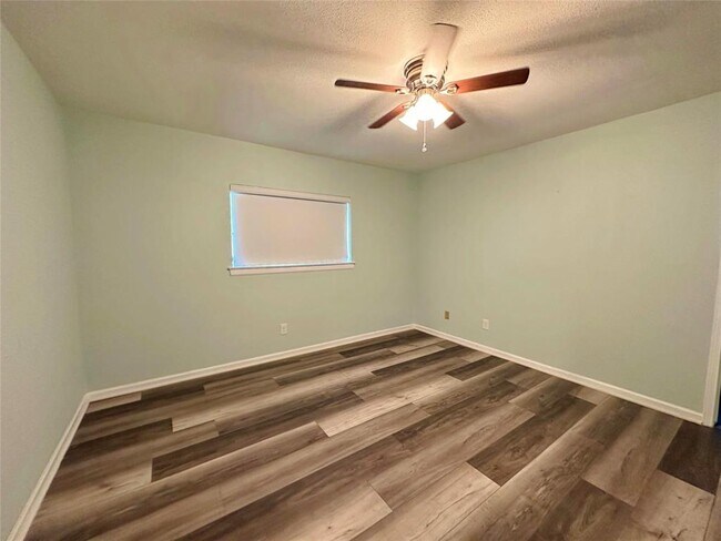 Building Photo - 814 N Riverside Dr
