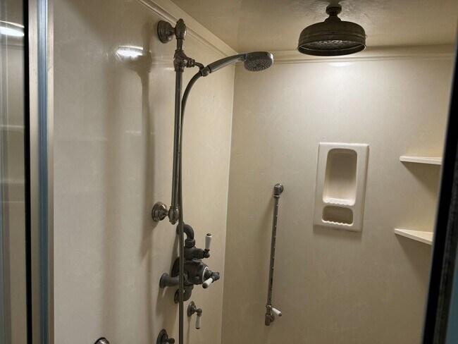 Building Photo - NOW AVAILABLE! RENT READY!!