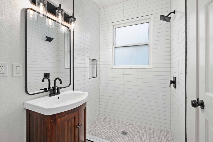 Building Photo - 202 E 31st St